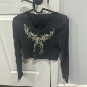 Cropped long sleeve shirt with graphic design size medium